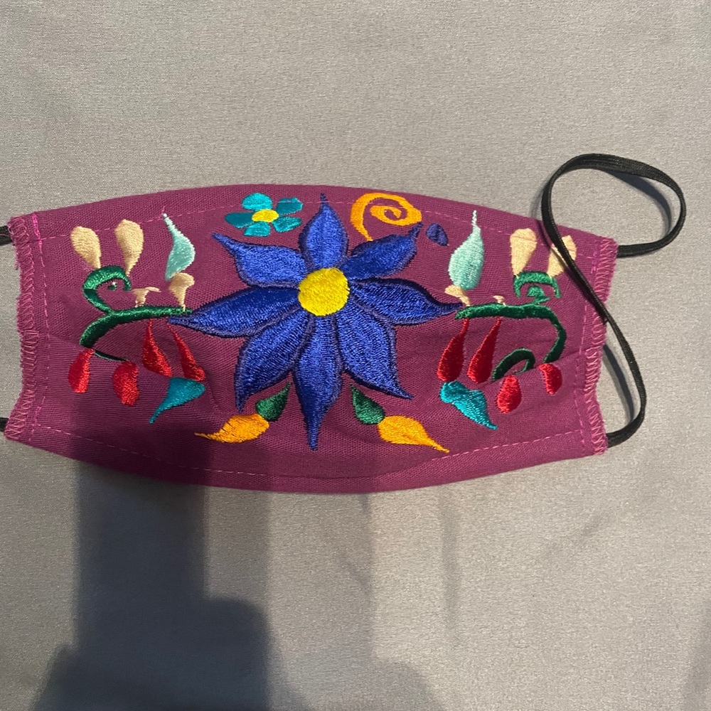 Embroidered face mask - Picture 7 of 12